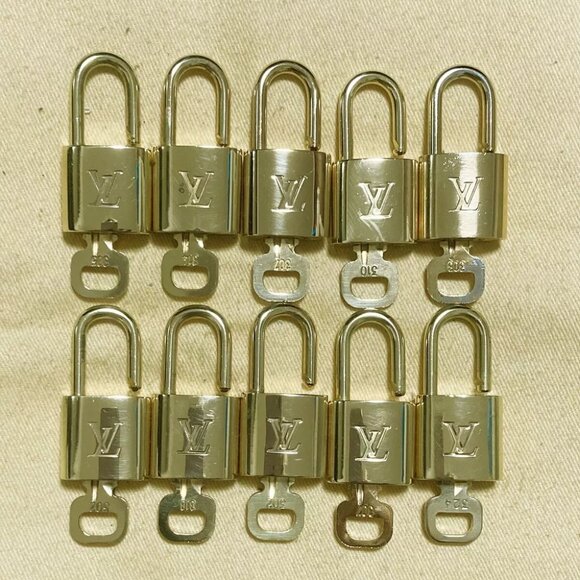 LOUIS VUITTON LV 10 SET PADLOCK KEY CHARM CADENA GOLD-PLATED FRANCE - Picture 1 of 4
